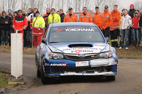 Rallymekanikerne gjorde et intensivt arbejde med at få fronten lappet sammen på rallybilen.